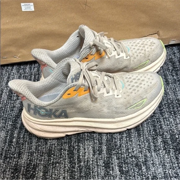 Hoka Clifton 9 size 6.5 - Picture 2 of 4